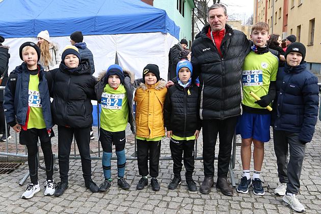 Sztafety SP7 Lębork i SP Nowa Wieś Lęborska najlepsze w Biegach Mikołajkowych