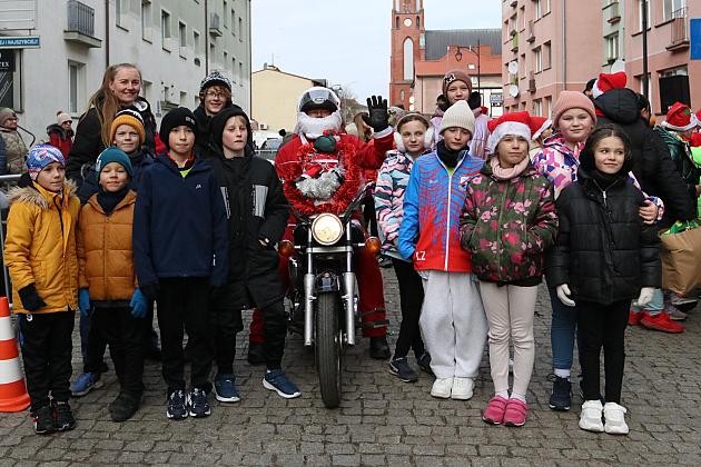 Sztafety SP7 Lębork i SP Nowa Wieś Lęborska najlepsze w Biegach Mikołajkowych