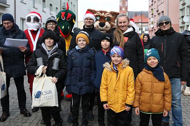 Sztafety SP7 Lębork i SP Nowa Wieś Lęborska najlepsze w Biegach Mikołajkowych