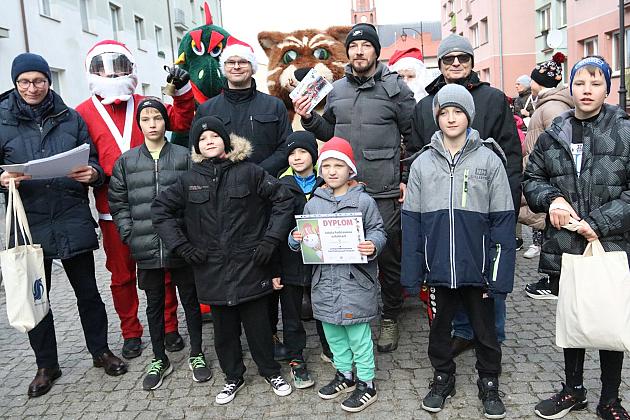 Sztafety SP7 Lębork i SP Nowa Wieś Lęborska najlepsze w Biegach Mikołajkowych