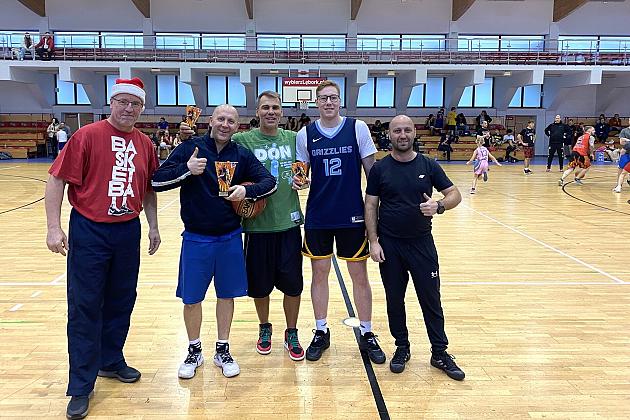 Mikołaj też gra w kosza! Mikołajkowy Turniej Koszykówki 3x3