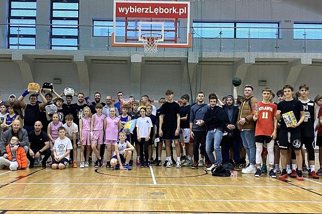 Mikołaj też gra w kosza! Mikołajkowy Turniej Koszykówki 3x3