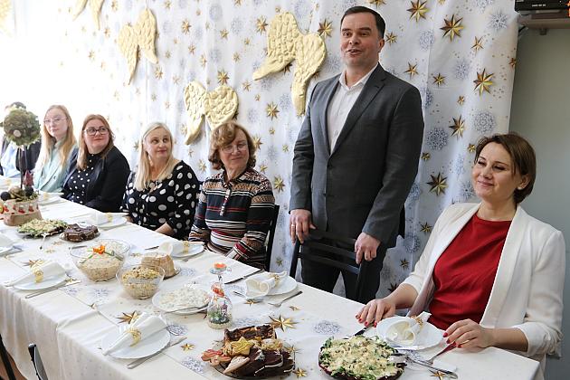 Burmistrz na spotkaniu wigilijno – noworocznym w Warsztacie Terapii Zajęciowej