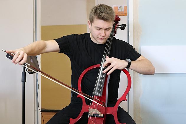 Burmistrz na spotkaniu wigilijno – noworocznym w Warsztacie Terapii Zajęciowej