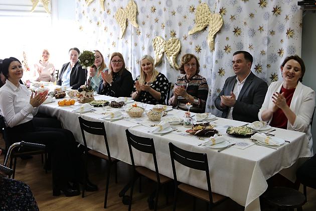 Burmistrz na spotkaniu wigilijno – noworocznym w Warsztacie Terapii Zajęciowej