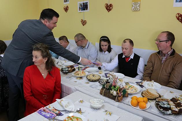 Burmistrz na spotkaniu wigilijno – noworocznym w Warsztacie Terapii Zajęciowej