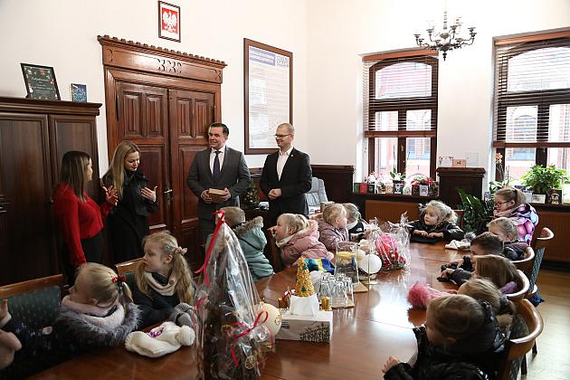 Mali kolędnicy odwiedzili Burmistrza