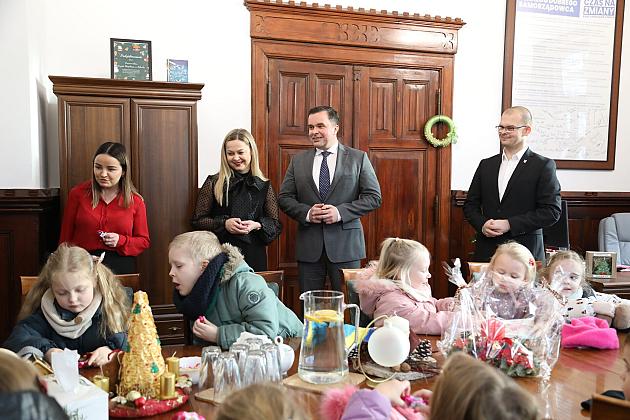 Mali kolędnicy odwiedzili Burmistrza