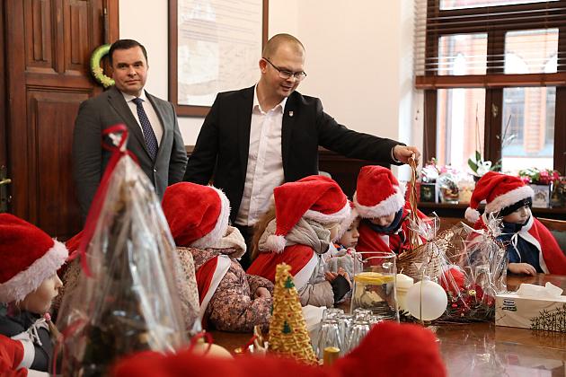 Mali kolędnicy odwiedzili Burmistrza