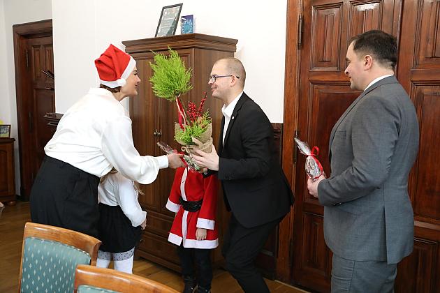 Mali kolędnicy odwiedzili Burmistrza