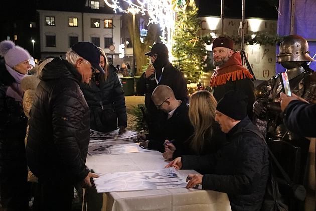 Tłumy na promocji miejskiego kalendarza na 2025 rok