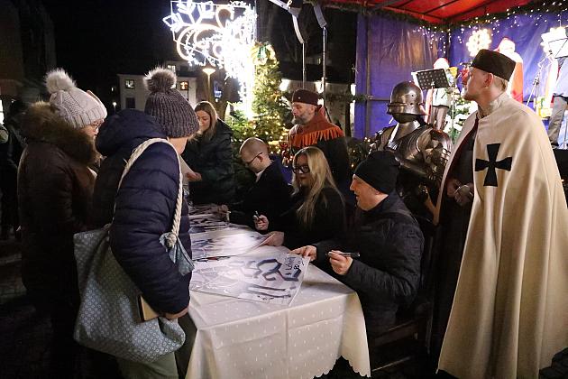 Tłumy na promocji miejskiego kalendarza na 2025 rok