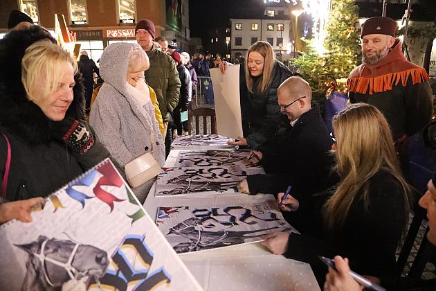 Tłumy na promocji miejskiego kalendarza na 2025 rok