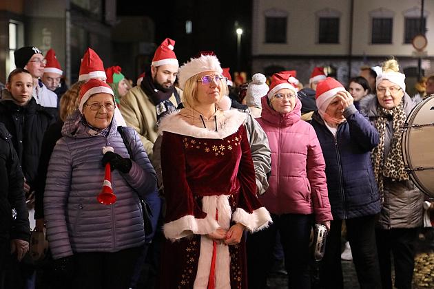 Udany Jarmark Bożanorodzeniowy na Placu Pokoju