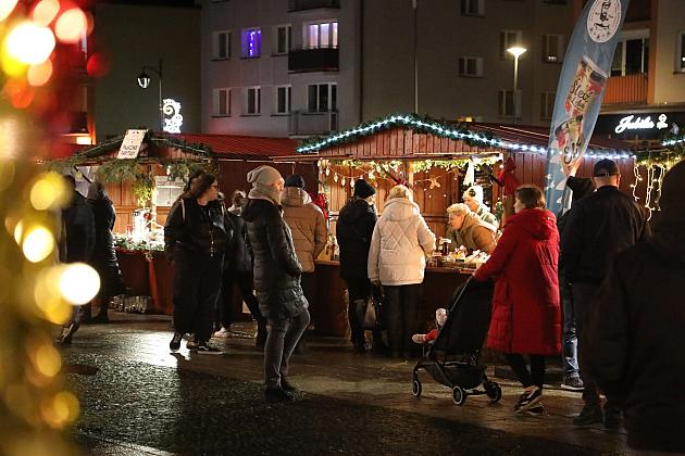 Udany Jarmark Bożanorodzeniowy na Placu Pokoju