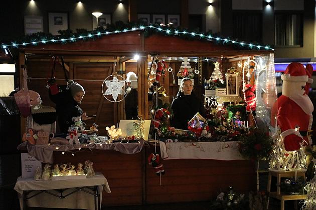 Udany Jarmark Bożanorodzeniowy na Placu Pokoju