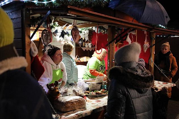 Udany Jarmark Bożanorodzeniowy na Placu Pokoju