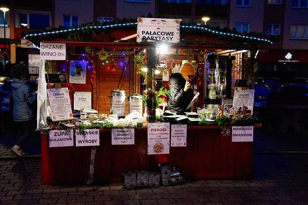 Udany Jarmark Bożanorodzeniowy na Placu Pokoju