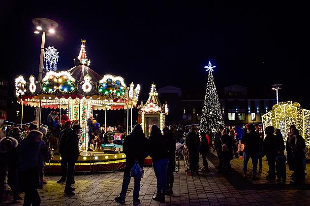 Udany Jarmark Bożanorodzeniowy na Placu Pokoju