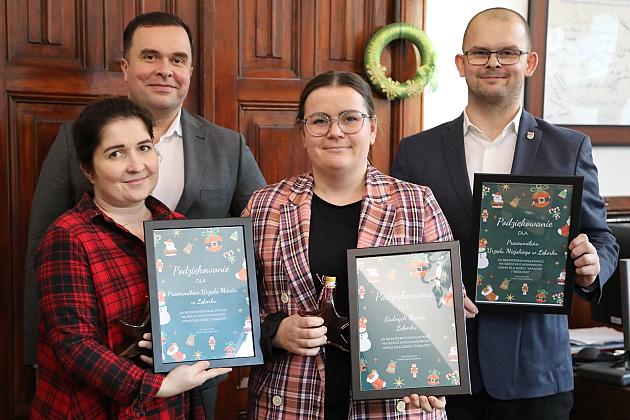 Pracownicy Urzędu Miejskiego i radni Rady Miejskiej w roli Mikołaja