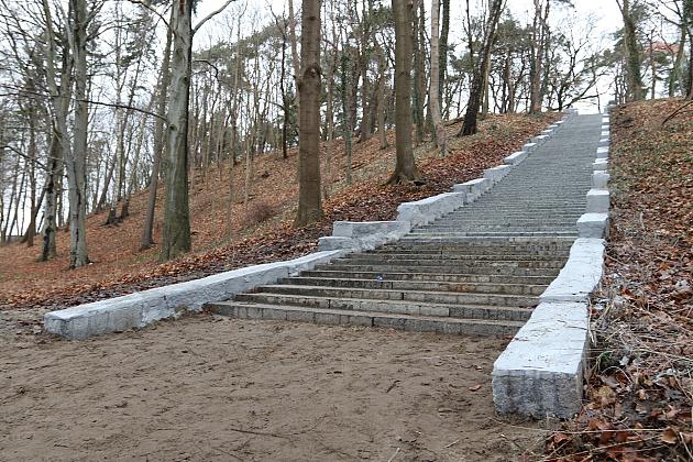 Wyremontowane schody w parku Chrobrego udostępnione dla spacerowiczów