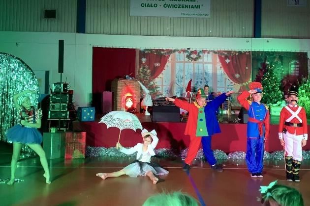 W szczytnym celu wystąpili w spektaklu w Szkole Podstawowej nr 8