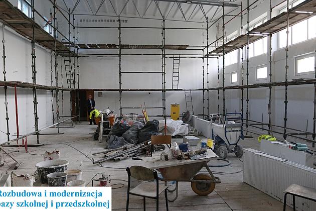 W ramach dużego projektu pod nazwą „Rozbudowa, modernizacja i wyposażenie bazy oświatowej Gminy Miasto Lębork w celu poprawienia i dostosowania warunków opieki i edukacji” w ubiegłym roku przekazano m.in. teren budowy pod rozbudowę Szkoły Podstawowej nr 8.