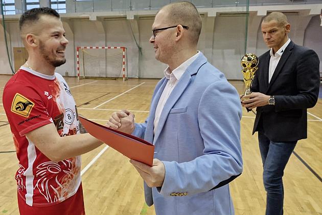 Zagrali o zwycięstwo w XXIV Halowym Turnieju Piłki Nożnej o Puchar Starosty Lęborskiego