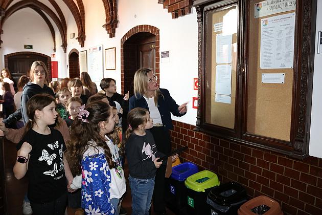Uczniowie Szkoły Podstawowej w Łebuni odwiedzili ratusz i spotkali się z burmistrzem
