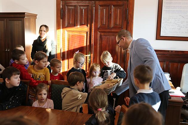 Uczniowie Szkoły Podstawowej w Łebuni odwiedzili ratusz i spotkali się z burmistrzem
