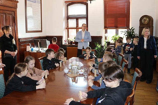 Uczniowie Szkoły Podstawowej w Łebuni odwiedzili ratusz i spotkali się z burmistrzem