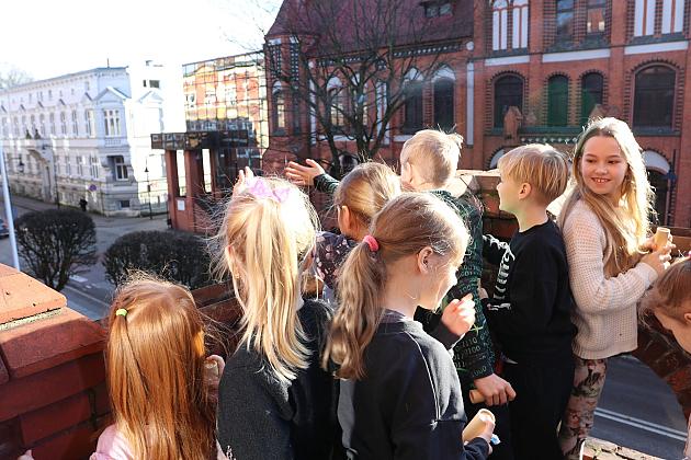 Uczniowie Szkoły Podstawowej w Łebuni odwiedzili ratusz i spotkali się z burmistrzem