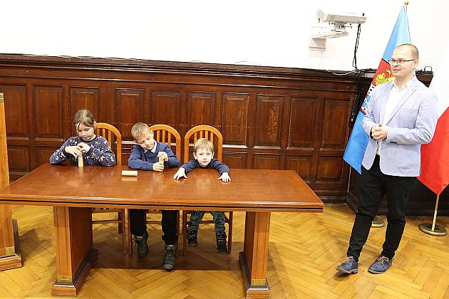 Uczniowie Szkoły Podstawowej w Łebuni odwiedzili ratusz i spotkali się z burmistrzem