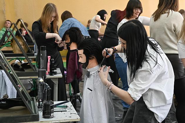 Uczniowie fryzjerskiego rzemiosła zaprezentowali umiejętności w konkursie