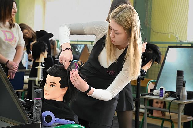 Uczniowie fryzjerskiego rzemiosła zaprezentowali umiejętności w konkursie