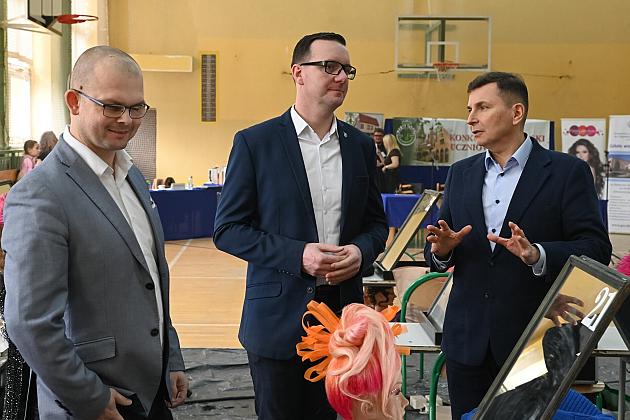 Uczniowie fryzjerskiego rzemiosła zaprezentowali umiejętności w konkursie