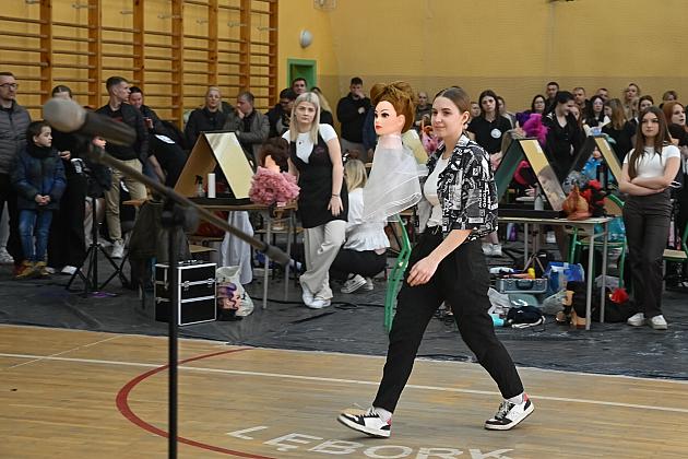 Uczniowie fryzjerskiego rzemiosła zaprezentowali umiejętności w konkursie