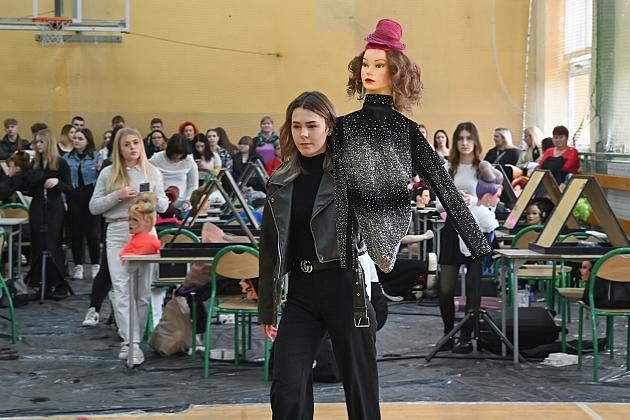 Uczniowie fryzjerskiego rzemiosła zaprezentowali umiejętności w konkursie