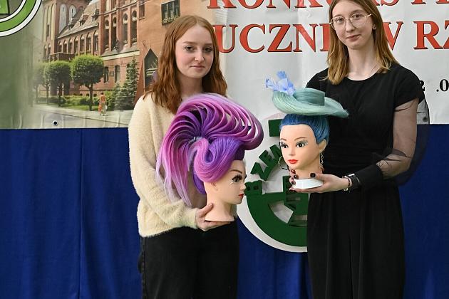 Uczniowie fryzjerskiego rzemiosła zaprezentowali umiejętności w konkursie