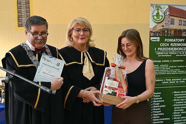 Uczniowie fryzjerskiego rzemiosła zaprezentowali umiejętności w konkursie