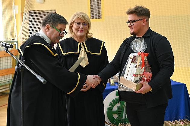 Uczniowie fryzjerskiego rzemiosła zaprezentowali umiejętności w konkursie