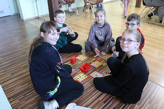 Dzieci i młodzież korzystają w ferie z ciekawych zajęć w bibliotece