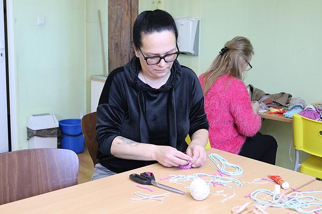 Dzieci i młodzież korzystają w ferie z ciekawych zajęć w bibliotece