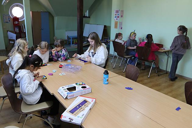 Dzieci i młodzież korzystają w ferie z ciekawych zajęć w bibliotece