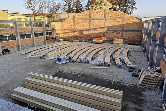 Budowana hala sportowa przy SP1 zyska zadaszenie