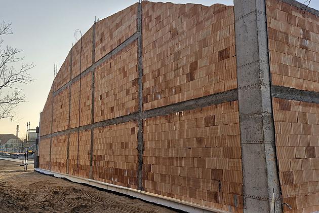 Budowana hala sportowa przy SP1 zyska zadaszenie