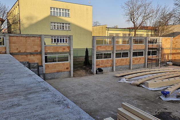 Budowana hala sportowa przy SP1 zyska zadaszenie