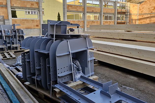 Budowana hala sportowa przy SP1 zyska zadaszenie