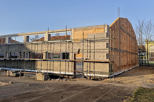 Budowana hala sportowa przy SP1 zyska zadaszenie