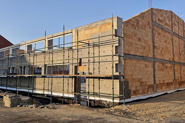 Budowana hala sportowa przy SP1 zyska zadaszenie